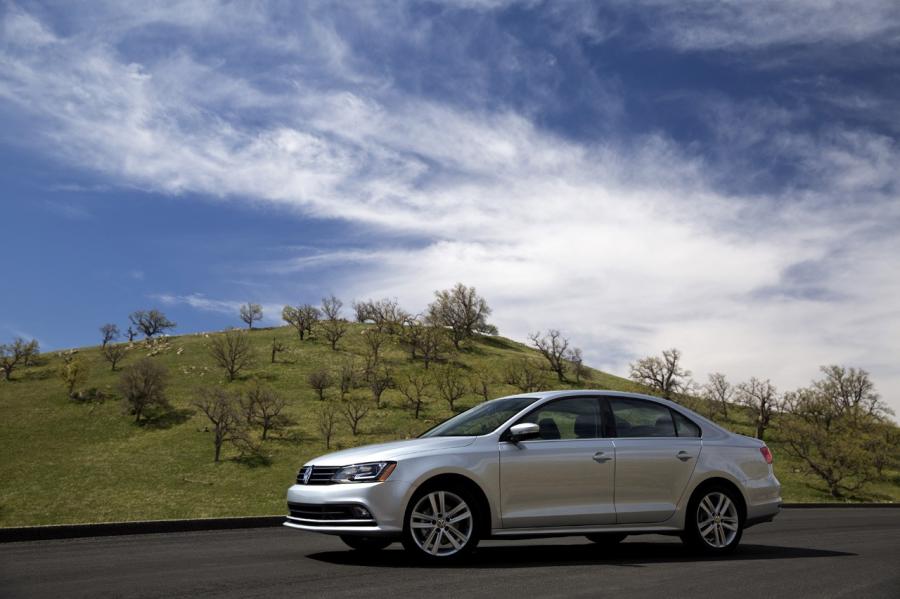  Volkswagen Jetta 2015 года  (US) (фото 21 из 62)
